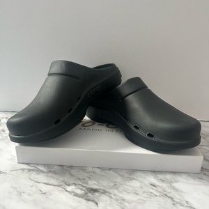 New without box OOFOS OOCLOOG Clog.  Mens size 7 woman’s size 9/EU40